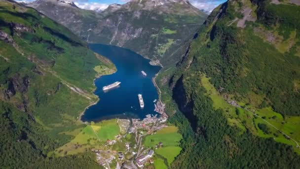 Geiranger fiord, Piękna Natura Norwegia Zdjęcia lotnicze. Jest to 15-kilometrowy (9,3 km) odgałęzienie od Sunnylvsfjorden, który jest gałąź od Storfjorden (Wielki fiord). — Wideo stockowe