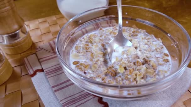 Cereales integrales muesli en un tazón para un delicioso desayuno con leche. Movimiento lento con disparo de seguimiento de rotación . — Vídeos de Stock