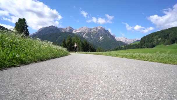 Mulher a correr ao ar livre. Itália Dolomites Alpes — Vídeo de Stock