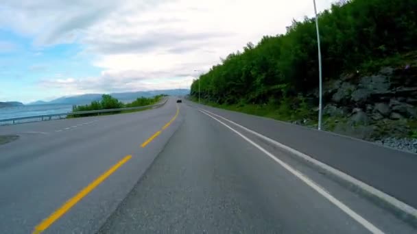 ノルウェーの道路で車を運転する — ストック動画