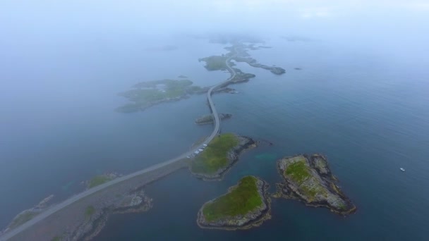 Vista aérea Atlantic Ocean Road o Atlantic Road (Atlanterhavsveien) ha sido galardonado con el título de (Norwegian Construction of the Century). La carretera clasificada como Ruta Turística Nacional . — Vídeos de Stock