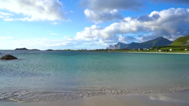 Beach Lofoten islands is an archipelago in the county of Nordland, Norway. Is known for a distinctive scenery with dramatic mountains and peaks, open sea and sheltered bays, beaches — Stock Video