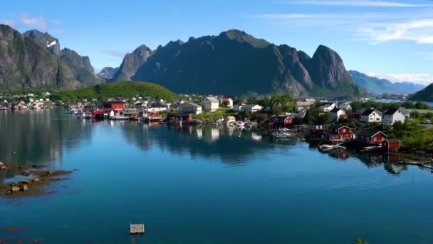 Panorama Lofoten Inseln in der Provinz Nordland, Norwegen. Bekannt für eine unverwechselbare Landschaft mit dramatischen Bergen und Gipfeln, offenem Meer und geschützten Buchten, Stränden und unberührtem Land. — Stockvideo