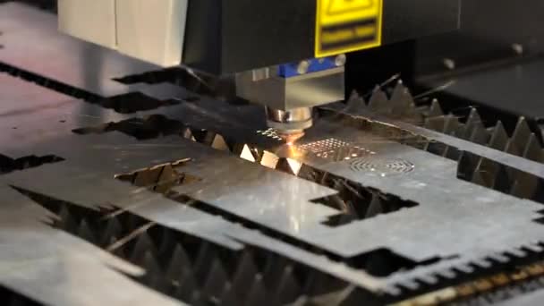 CNC κοπή μετάλλων λέιζερ, σύγχρονη βιομηχανική τεχνολογία. — Αρχείο Βίντεο