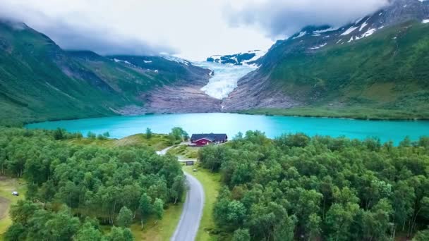 Ghiacciaio Svartisen in Norvegia Vista aerea. Svartisen è un termine collettivo per due ghiacciai situati nel nord della Norvegia. L'acqua del ghiacciaio viene raccolta e utilizzata per la produzione di energia idroelettrica . — Video Stock