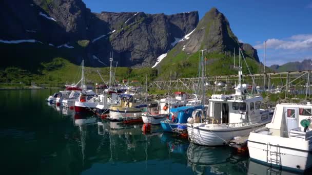 Marina boat Lofoten Islands in the county of Nordland, Norway. É conhecido por um cenário distinto com montanhas e picos dramáticos, mar aberto e baías abrigadas, praias e terras intocadas . — Vídeo de Stock