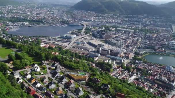 Bergen is een gemeente in de Noorse provincie Hordaland. Bergen is de op een na grootste stad van Noorwegen. Het uitzicht vanaf de hoogte van de vogelvlucht. Luchtvluchten met FPV-drone. — Stockvideo