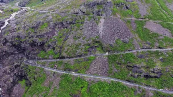 Troll's Path Trollstigen або Trollstigveien звивиста гірська дорога в Норвегії. Повітряні кадри — стокове відео