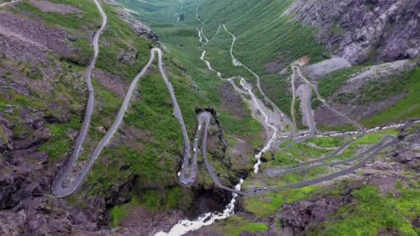 Trol Yolu Trollstigen veya Norveç 'teki Trol stigveien kıvrımlı dağ yolu. Hava görüntüleri — Stok video