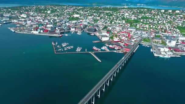 Luchtbeelden van Bridge of City Tromso, Noorwegen luchtfotografie. Tromso wordt beschouwd als de meest noordelijke stad ter wereld met meer dan 50.000 inwoners.. — Stockvideo