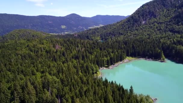 Jezero Lago di Fusine Superiore Itálie Alpy. Letecké lety FPV dronem. — Stock video