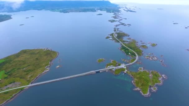 Letecký pohled Atlantic Ocean Road nebo Atlantic Road (Atlanterhavsveien) byl udělen titul (Norská výstavba století). Silnice klasifikovaná jako národní turistická trasa. — Stock video
