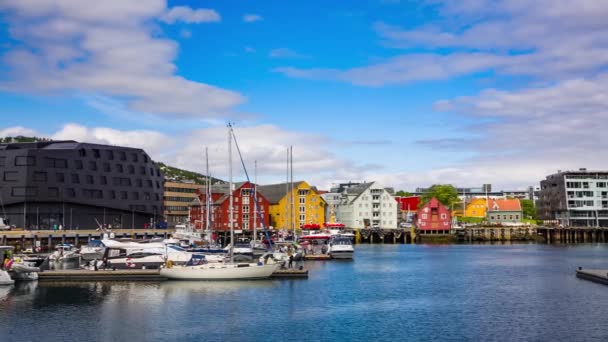 Utsikt över en marina i Tromso, Nordnorge. Tromso anses vara den nordligaste staden i världen med en befolkning över 50.000. — Stockvideo