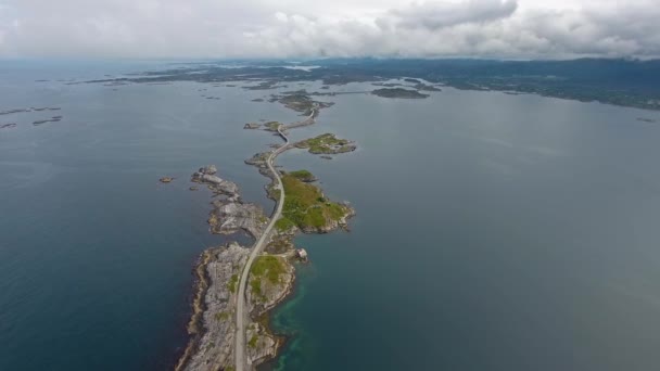Атлантичний океанський шлях або Атлантичний шлях (Atlanterhavsveien) був удостоєний звання (Норвезьке будівництво століття). Дорога класифікується як національний туристичний маршрут. — стокове відео