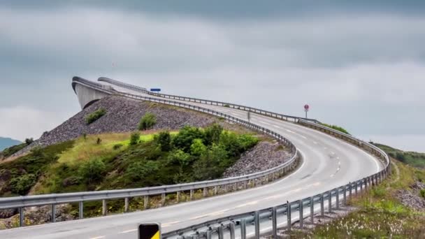 Timelapse Atlantic Ocean Road (Atlantik Yolu), Norveç 'in Yüzyılın İnşaatı olarak ödüllendirilmiştir ". Ulusal Turizm Rotası olarak sınıflandırılan yol." — Stok video