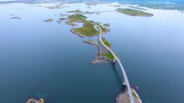 Flygfoto Atlantic Ocean Road eller Atlantic Road (Atlanterhavsveien) har tilldelats titeln (Norsk konstruktion av århundradet). Vägen klassificerad som en nationell turistväg. — Stockvideo