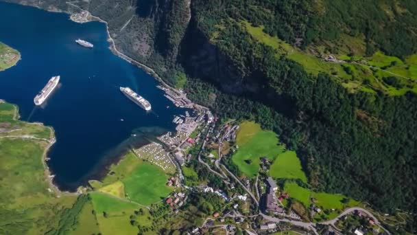 Fiorde Geiranger, imagens aéreas de Beautiful Nature Norway. É um ramo de 15 quilômetros (9.3 mi) de comprimento fora do Sunnylvsfjorden, que é um ramo fora do Storfjorden (Great Fjord ). — Vídeo de Stock