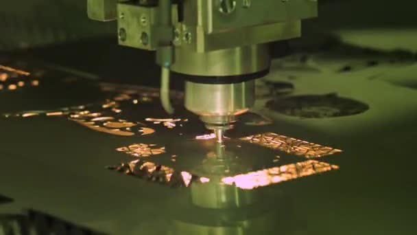 CNC-Laserschneiden von Metall in Zeitlupe, moderne Industrietechnologie. — Stockvideo