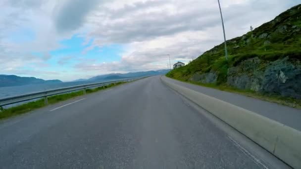 Управление автомобилем на дороге в Норвегии — стоковое видео