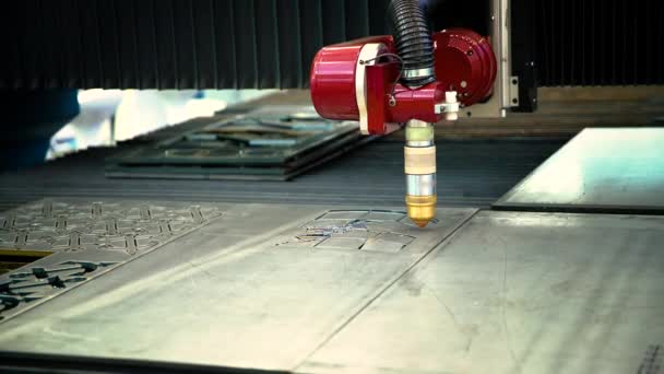 CNC corte por plasma láser de metal, tecnología industrial moderna . — Vídeos de Stock