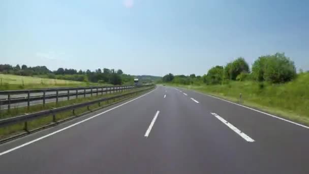 Zeitraffer-Auto fährt auf der Autobahn — Stockvideo