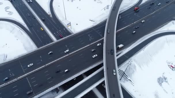 Vista aérea de um cruzamento de auto-estrada Neve-coberto no inverno . — Vídeo de Stock
