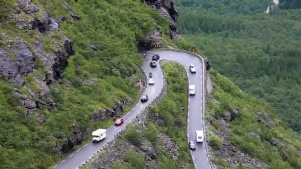 Caminho do Troll Estrada de montanha sinuosa Trollstigen ou Trollstigveien na Noruega. — Vídeo de Stock