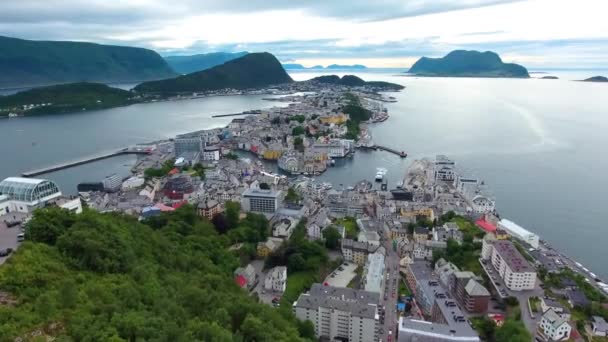 Aksla in de stad Alesund, Noorwegen Luchtopname — Stockvideo