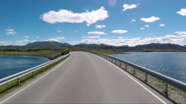 Autofahren auf einer Straße in Norwegen Atlantikstraße oder Atlantikstraße (Atlanterhavsveien) erhielt den Titel als (Norwegische Konstruktion des Jahrhunderts)). — Stockvideo