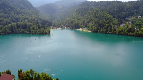 Slovenia Veduta aerea del lago di Bled. Drone FPV aereo. Slovenia Bellissimo castello naturale Bled . — Video Stock