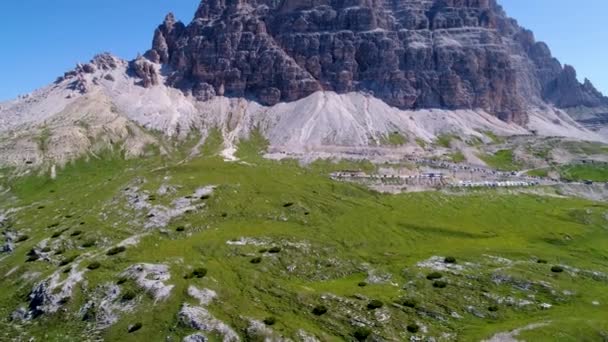 Parque Nacional de la Naturaleza Tre Cime En los Alpes Dolomitas. Hermosa naturaleza de Italia. Vuelos aéreos de aviones no tripulados FPV — Vídeo de stock