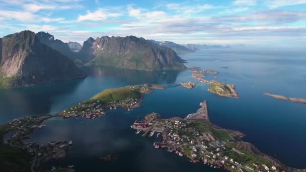Lofoten är en skärgård i Nordland, Norge. Är känd för en distinkt natur med dramatiska berg och toppar, öppet hav och skyddade vikar, stränder och orörda marker. — Stockvideo