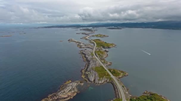 Atlantik Okyanusu Yolu veya Atlantik Yolu (Atlanterhavsveien) Norveç Yüzyılın İnşaatı olarak ödüllendirilmiştir ". Ulusal Turizm Rotası olarak sınıflandırılan yol." — Stok video