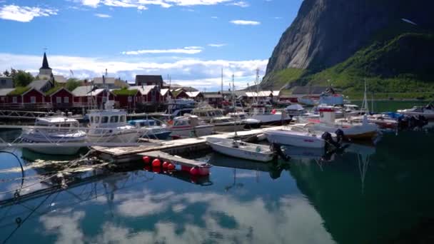 Marina boot Lofoten eilanden in het graafschap Nordland, Noorwegen. Staat bekend om een onderscheidend landschap met dramatische bergen en pieken, open zee en beschutte baaien, stranden en ongerepte landen. — Stockvideo