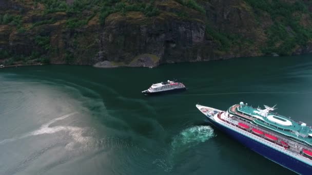 Круизное судно, круизные лайнеры на Согне-фьорде или Согне-фьорде, воздушные съемки Flam Norway — стоковое видео