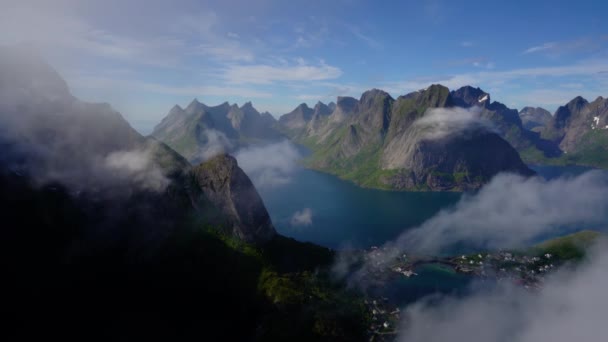 Lofoten é um arquipélago da Noruega localizado no condado de Nordland. É conhecido por um cenário distinto com montanhas e picos dramáticos, mar aberto e baías abrigadas, praias e terras intocadas . — Vídeo de Stock