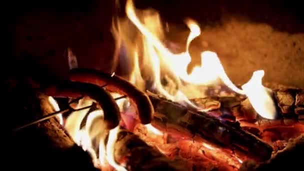 Αργή κίνηση Λαχταριστά ζουμερά λουκάνικα, μαγειρεμένα στη σχάρα με φωτιά — Αρχείο Βίντεο