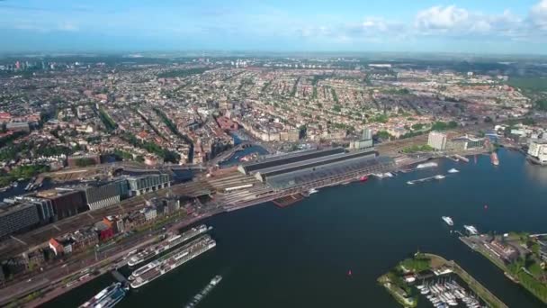 アムステルダム、オランダ上の都市の空中ビュー。鳥の飛行からの眺め — ストック動画