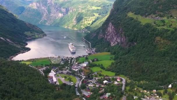 Geiranger fiordo, Bella Natura Norvegia Filmati aerei. Si tratta di un ramo lungo 15 chilometri al largo del Sunnylvsfjorden, che è un ramo al largo della Storfjorden (Great Fjord ). — Video Stock