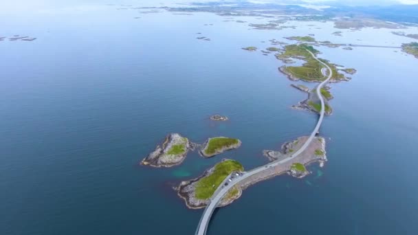 Widok z lotu ptaka Atlantic Ocean Road lub Atlantic Road (Atlanterhavsveien) otrzymał tytuł (Norwegian Construction of the Century). Droga sklasyfikowana jako Krajowa Trasa Turystyczna. — Wideo stockowe