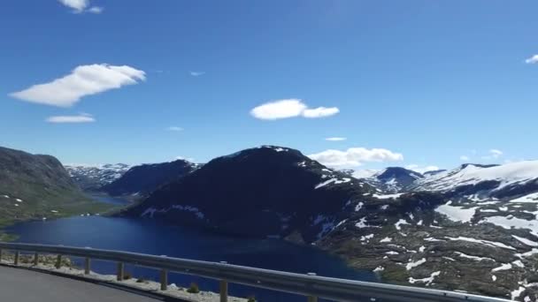 ノルウェーの道路で車を運転する — ストック動画