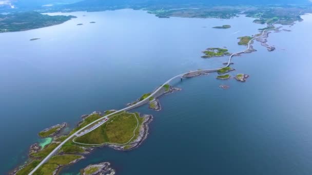 Aerial view Atlantic Ocean Road vagy az Atlantic Road (Atlanterhavsveien) elnyerte a címet, mint (Norvég Építkezés az évszázad). Nemzeti turistaútként besorolt út. — Stock videók