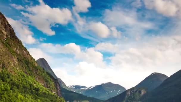 Zaman aşımı, Geiranger fiyortu, Norveç. Storfjorden (Büyük Fiyort) 'un bir kolu olan Sunnylvsfjorden' den 15 km (9.3 mi) uzunluğunda bir daldır.). — Stok video