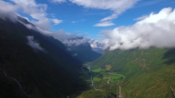 空中映像｜美しい自然ノルウェー。湖やフィヨルドを飛んでいます。鳥の目からの眺め. — ストック動画