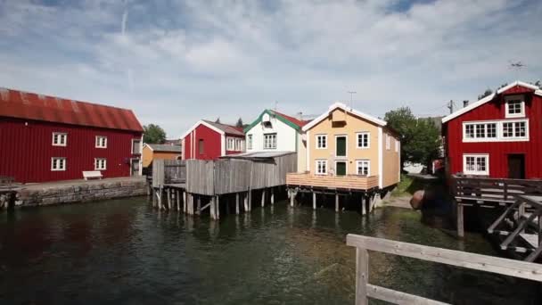 Gamla färgade hus i Mosjoen Norge — Stockvideo