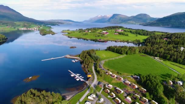 Bela natureza Noruega paisagem natural. Vista aérea do acampamento para relaxar. Viagem de férias em família, viagem de férias em motorhome RV. — Vídeo de Stock