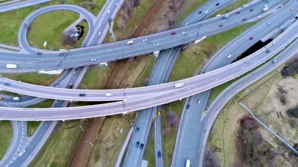 Vista aérea de una intersección de la autopista. Disparo en 4K (ultra alta definición (UHD) )) — Vídeo de stock