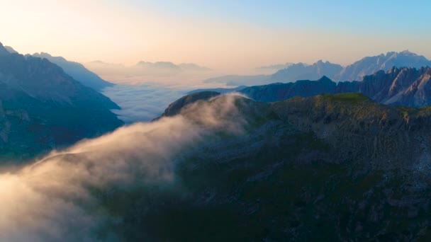 Narodowy Park Przyrody Tre Cime w Alpach Dolomitowych. Piękna przyroda Włoch. Lotnicze loty dronów FPV o zachodzie słońca — Wideo stockowe