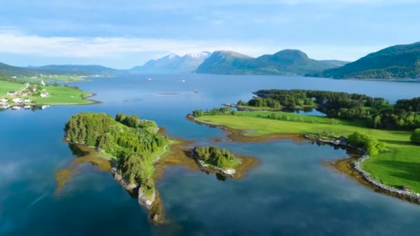 Luchtfoto 's Prachtige Natuur Noorwegen. Luchtvluchten met FPV-drone. — Stockvideo