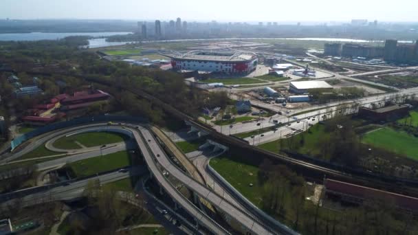 Vue aérienne d'une intersection d'autoroute et d'un stade de football Spartak Moscow Otkritie Arena 
